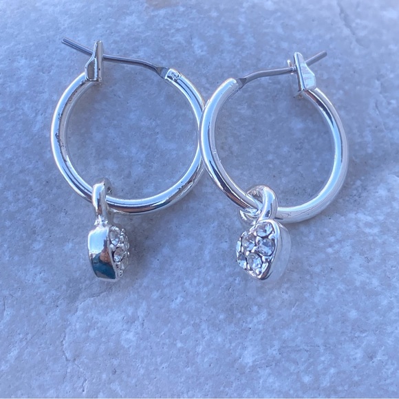 Silver plated hoop earrings with Crystal heart dangles - Picture 2 of 6